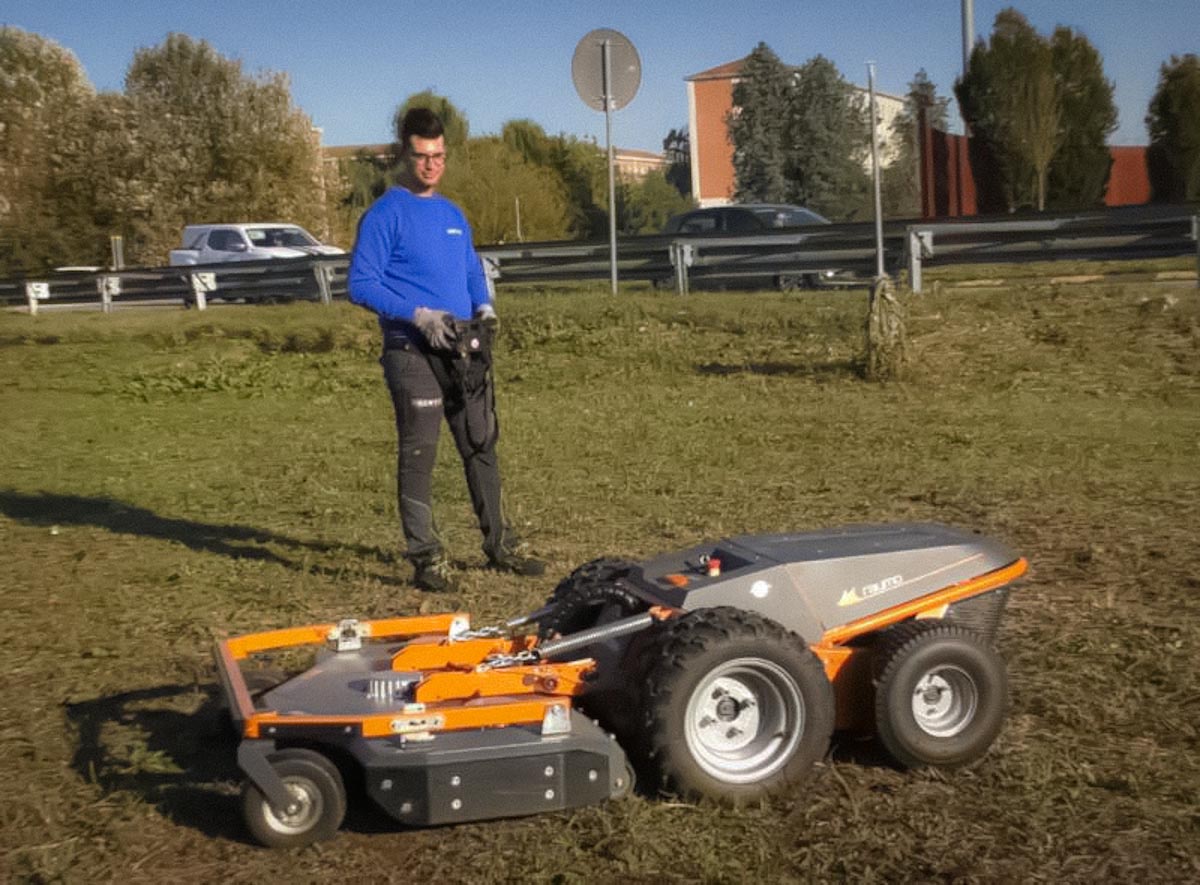 Arieggiatura Perfetta: Guida Completa all'Uso dello Scarificatore a Scoppio ed Elettrico per un Prato Rigoglioso - Copertina