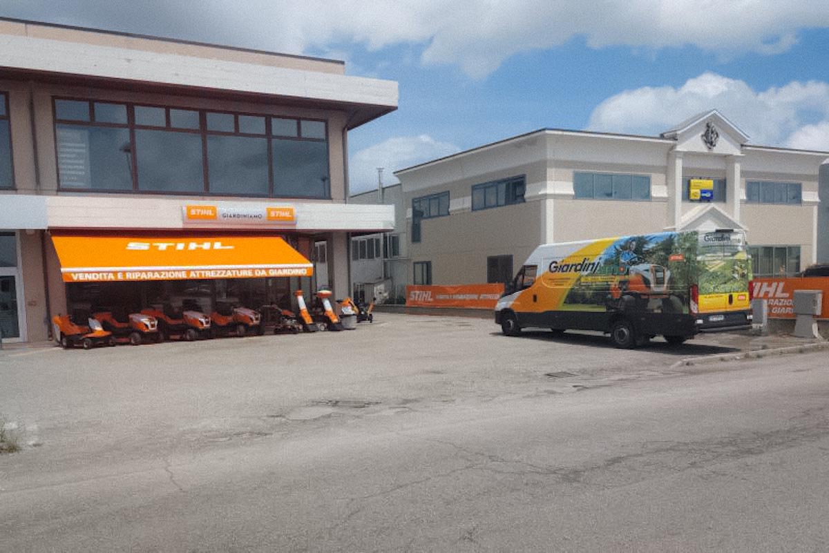 Giardinaggio Professionale e Robotica: Negozio Fisico vs Online? Il Valore della Consulenza a Rovigo, Padova, Ferrara e Verona - Copertina